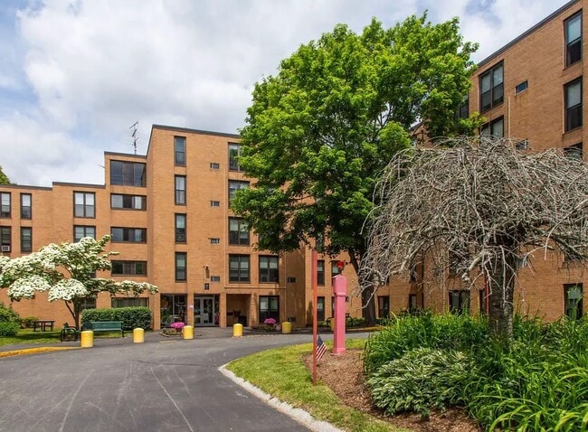330 Main St in Fairhaven, MA - Foto de edificio - Building Photo