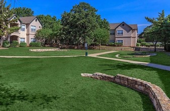 Brentwood Oaks in Fredericksburg, TX - Building Photo - Building Photo