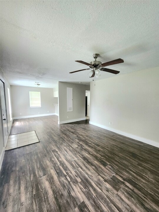 9110 Kentshire Dr in Houston, TX - Building Photo