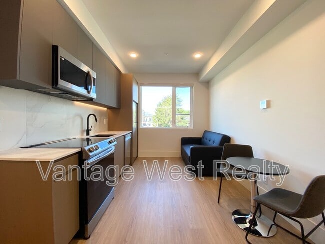 720-720 K. L. O. Rd in Kelowna, BC - Building Photo - Building Photo