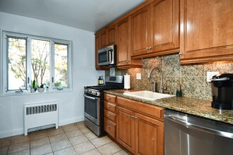 5301 Westbard Cir in Bethesda, MD - Foto de edificio - Building Photo