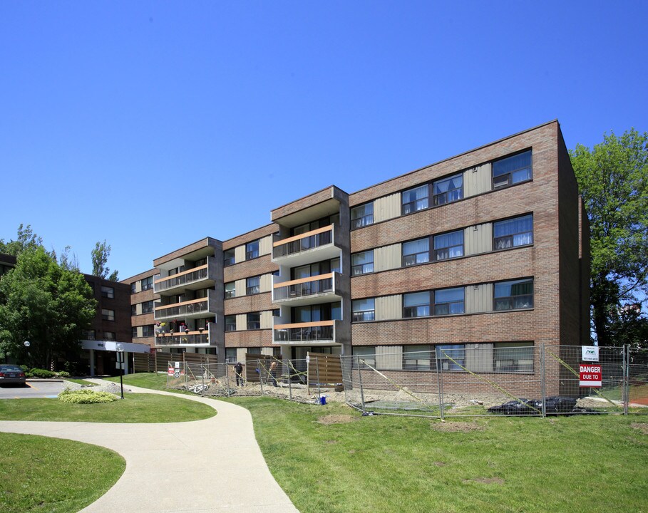 1815 O'connor Dr in Toronto, ON - Building Photo
