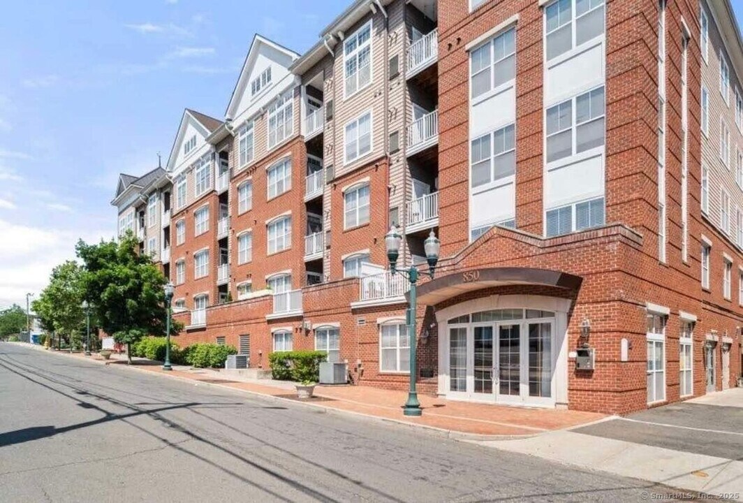 850 E Main St in Stamford, CT - Building Photo