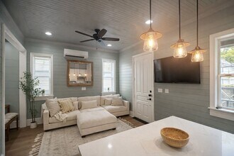 5036 Golden Forest Dr in Houston, TX - Building Photo - Building Photo