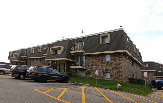 Aspen Ridge Apartments in West Chicago, IL - Building Photo - Building Photo