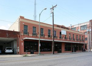 319 S Flores St in San Antonio, TX - Building Photo - Building Photo