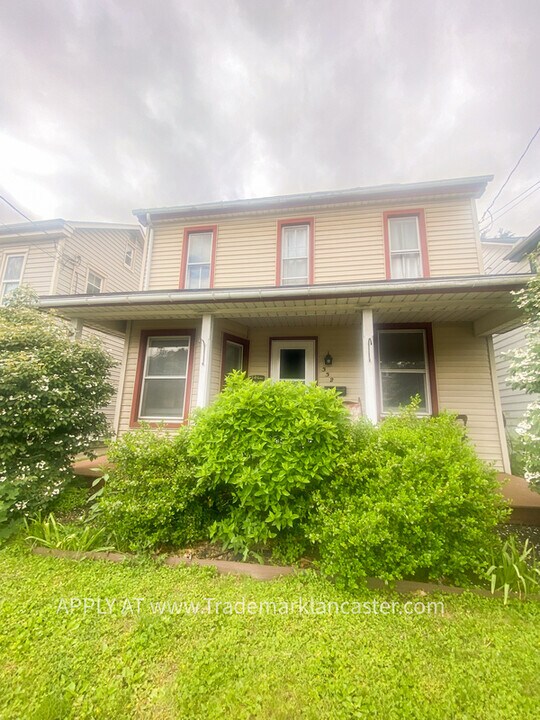 332 W High St in Manheim, PA - Building Photo