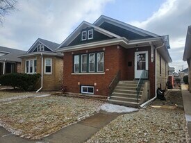 6125 W Newport Ave in Chicago, IL - Building Photo