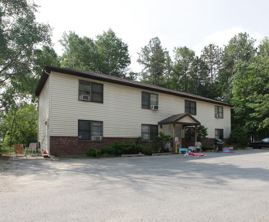 492 Dixon Rd in Queensbury, NY - Building Photo