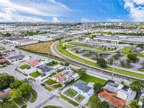 8330 NW 35th Pl in Miami, FL - Foto de edificio - Building Photo