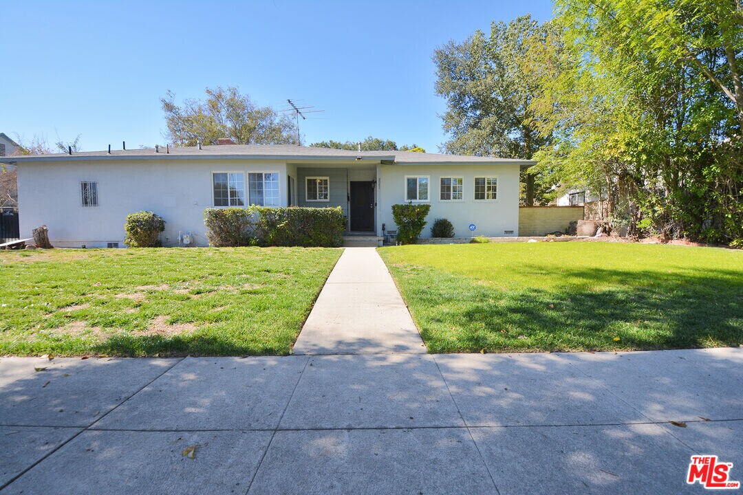 7061 Louise Ave in Los Angeles, CA - Building Photo