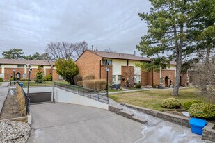 3665 Flamewood Dr in Mississauga, ON - Building Photo