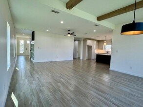 1301 Chital Dr in Laredo, TX - Foto de edificio - Building Photo