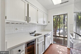 3115 Hawthorne Dr NE-Unit -3115 in Washington, DC - Foto de edificio - Building Photo