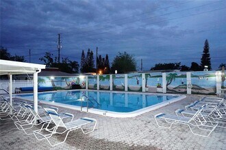 4348 Tahitian Gardens Cir, Unit B in Holiday, FL - Foto de edificio - Building Photo