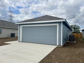 9178 Trails End in Seguin, TX - Building Photo - Building Photo