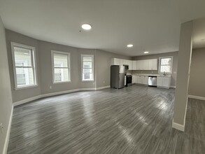 40 Fowler St, Unit 1 in Boston, MA - Foto de edificio - Building Photo