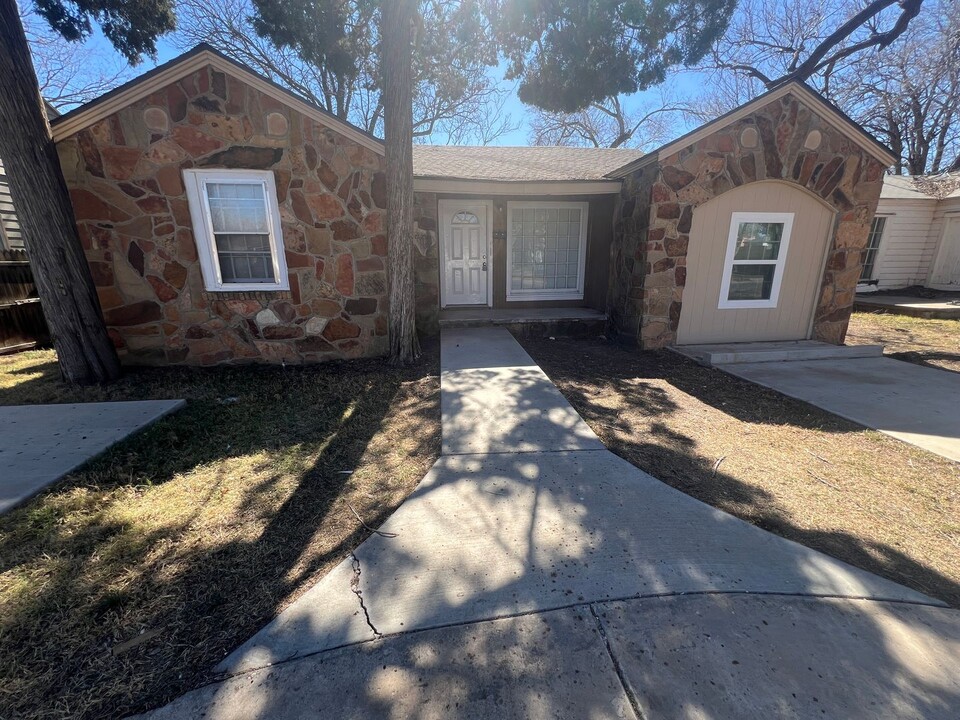 2425 23rd St in Lubbock, TX - Building Photo