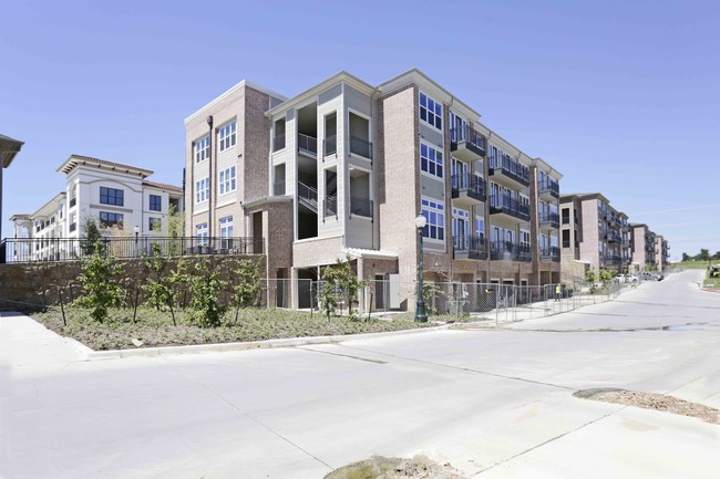 The Hudson - Phase II in The Colony, TX - Foto de edificio - Building Photo