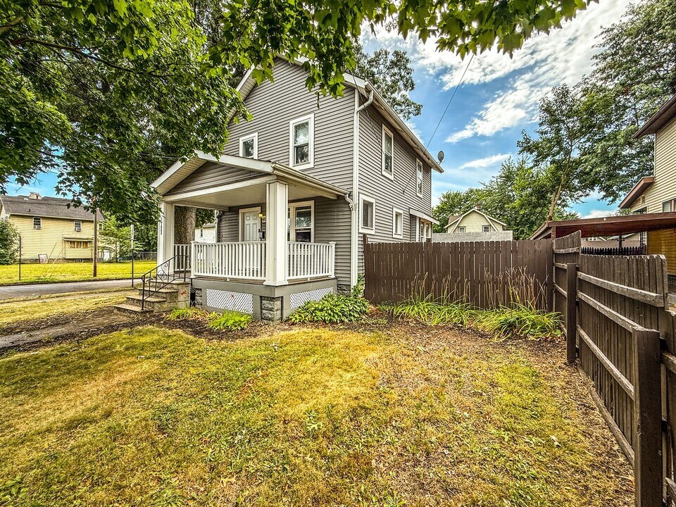 1040 Burkhardt Ave in Akron, OH - Building Photo