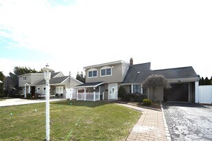 32 Needle Ln in Levittown, NY - Building Photo