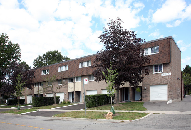 879-885 Tandridge Cres in Toronto, ON - Building Photo - Primary Photo