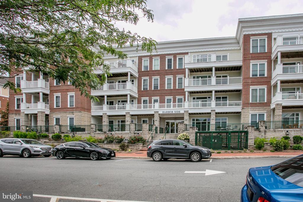 525 Belmont Bay Dr in Woodbridge, VA - Building Photo