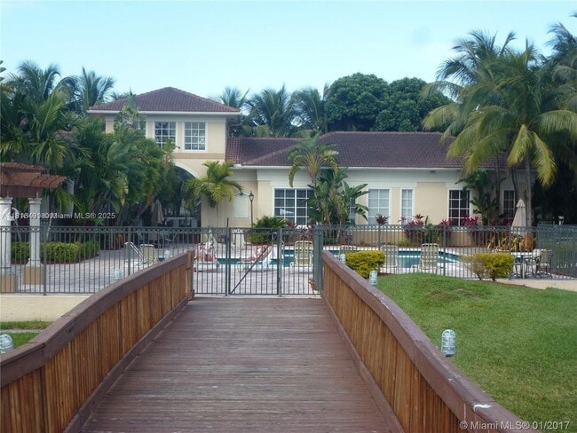 2474 Centergate Dr