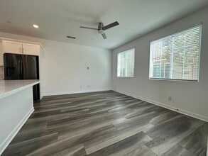 5301 E Commerce Way in Sacramento, CA - Foto de edificio - Building Photo
