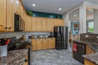 8338 Middle Ruddings Dr in Lorton, VA - Building Photo - Building Photo