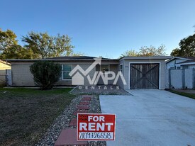 332 W Mandalay Dr in San Antonio, TX - Building Photo