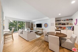 818 N Doheny Dr in West Hollywood, CA - Building Photo