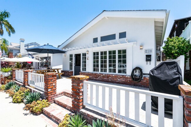 210 Opal Ave in Newport Beach, CA - Foto de edificio - Building Photo