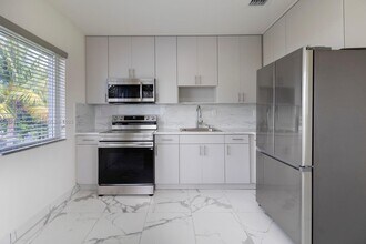 2323 NW 15th St in Miami, FL - Building Photo - Building Photo