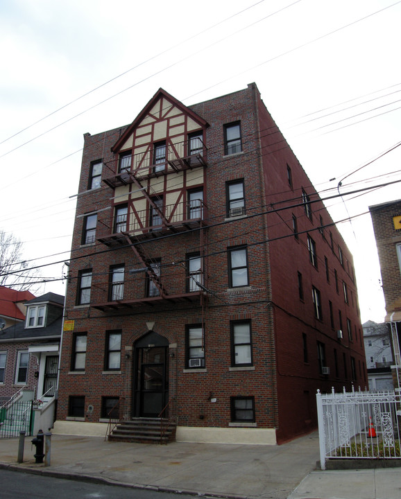 3302 Holland Ave in Bronx, NY - Building Photo