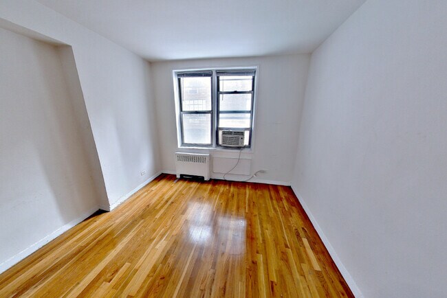 340 E 58th St in New York, NY - Building Photo - Building Photo