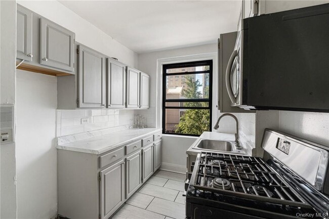 240 Martine Ave in White Plains, NY - Building Photo - Building Photo