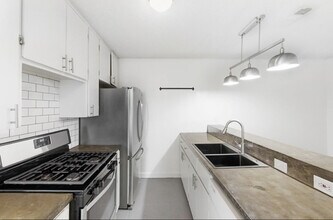 3408 Dolphin Dr in Austin, TX - Foto de edificio - Building Photo