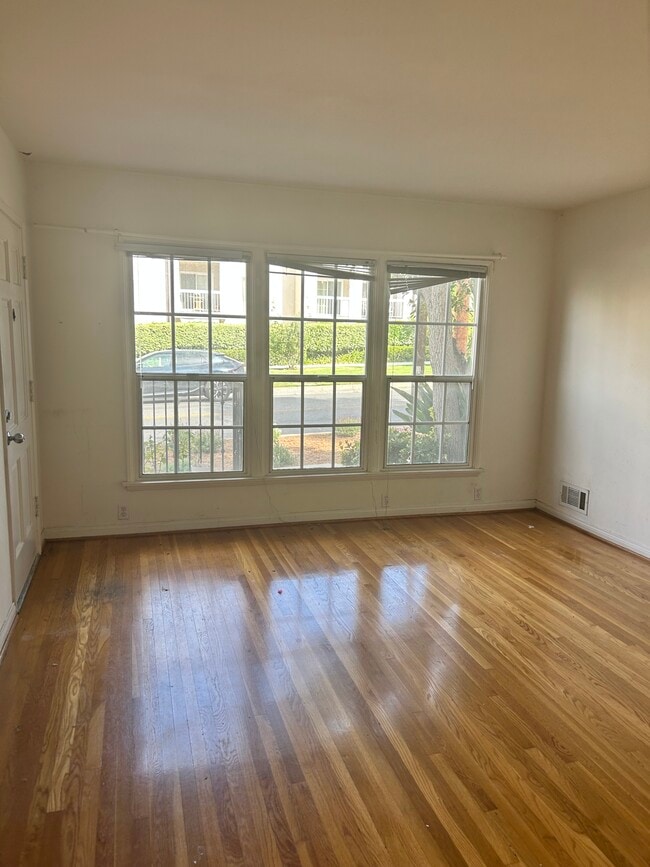 4303 Beverly Glen Blvd, Unit 4303