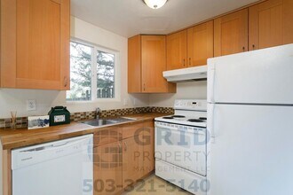 7033 SW Garden Home Rd in Portland, OR - Building Photo - Building Photo