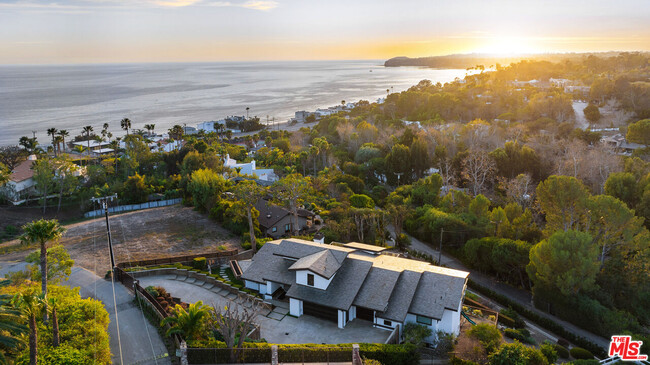 27091 Sea Vista Dr in Malibu, CA - Foto de edificio - Building Photo