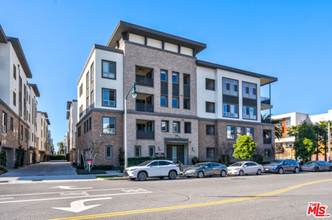 5837 Village Dr in Los Angeles, CA - Building Photo