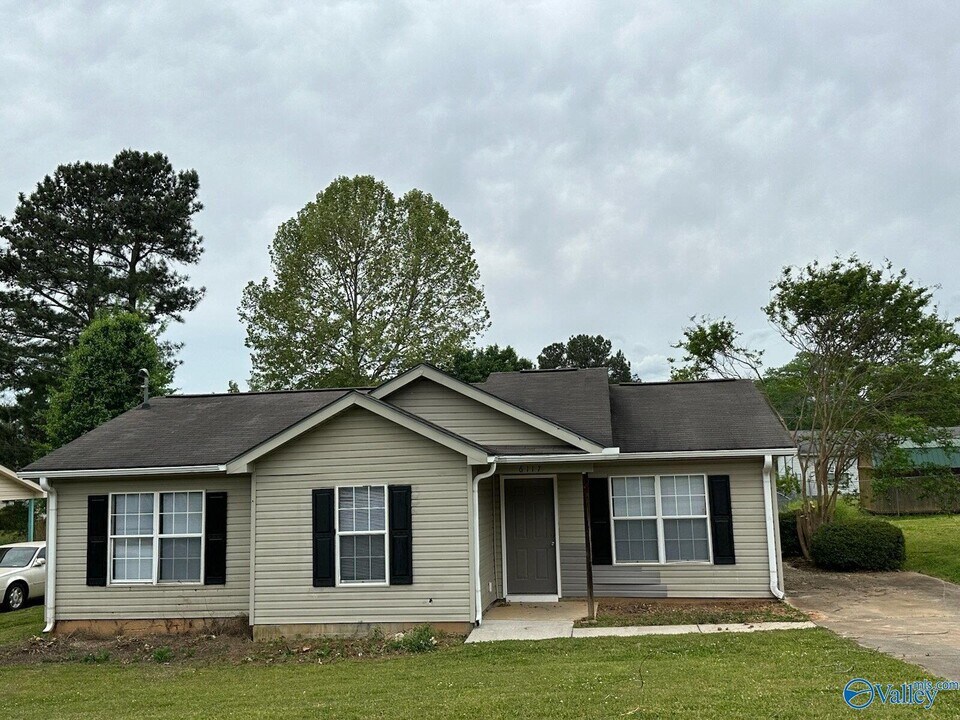 6117 Melrose Rd NW in Huntsville, AL - Foto de edificio