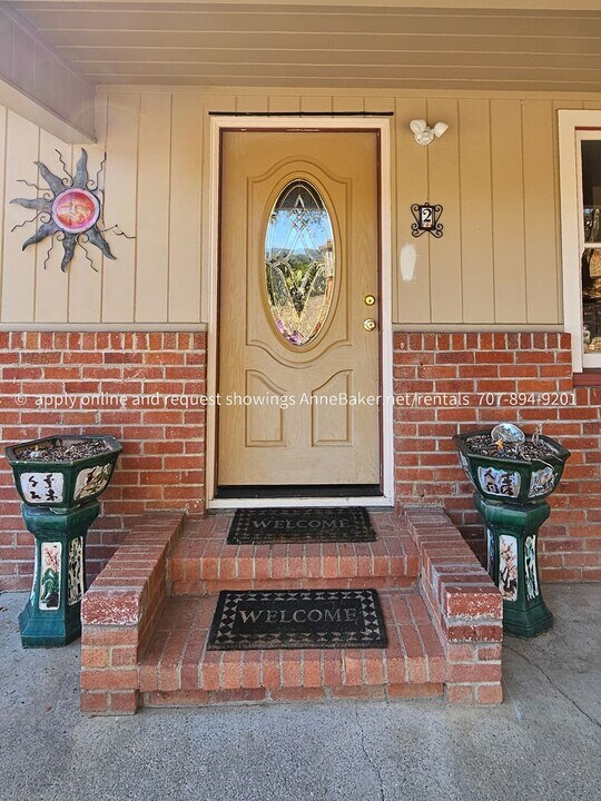 2 Haselden Dr in Cloverdale, CA - Building Photo