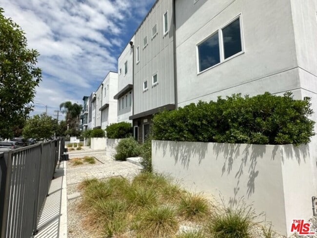 5226 Satsuma Ave in Los Angeles, CA - Building Photo - Building Photo