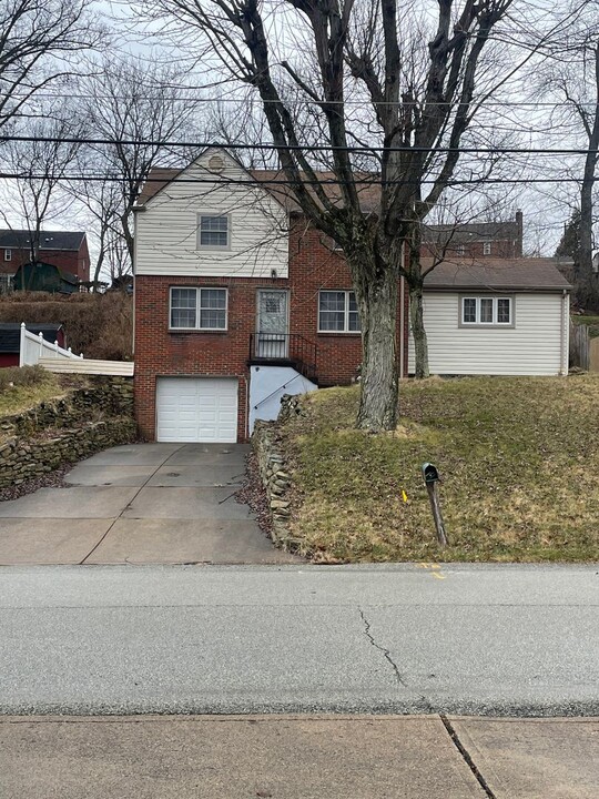 6927 Hilldale Dr in Pittsburgh, PA - Building Photo