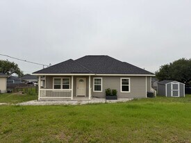 184 Crestview Ln in Spring Branch, TX - Building Photo