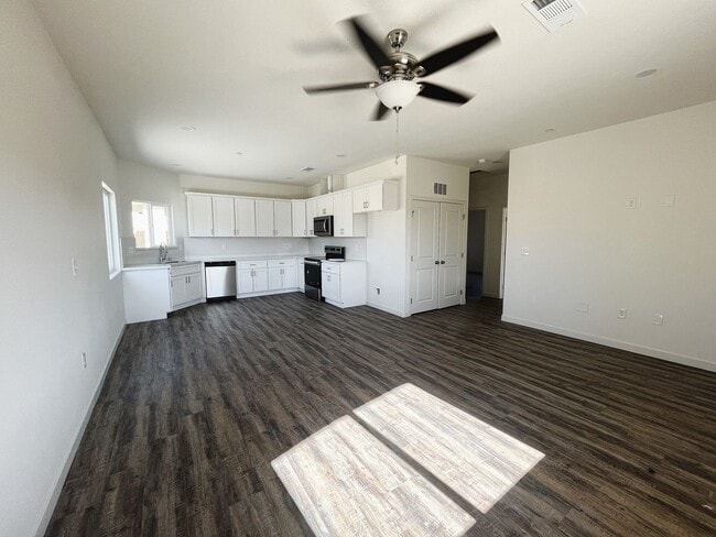 9000 Canyon St in Bakersfield, CA - Building Photo - Building Photo