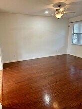 512 Eberhart Ln in Austin, TX - Building Photo - Building Photo