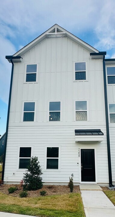 7258 Morris Acres Rd in Apex, NC - Building Photo